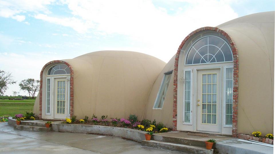 Large arched openings lead to the flower trimmed back patio.